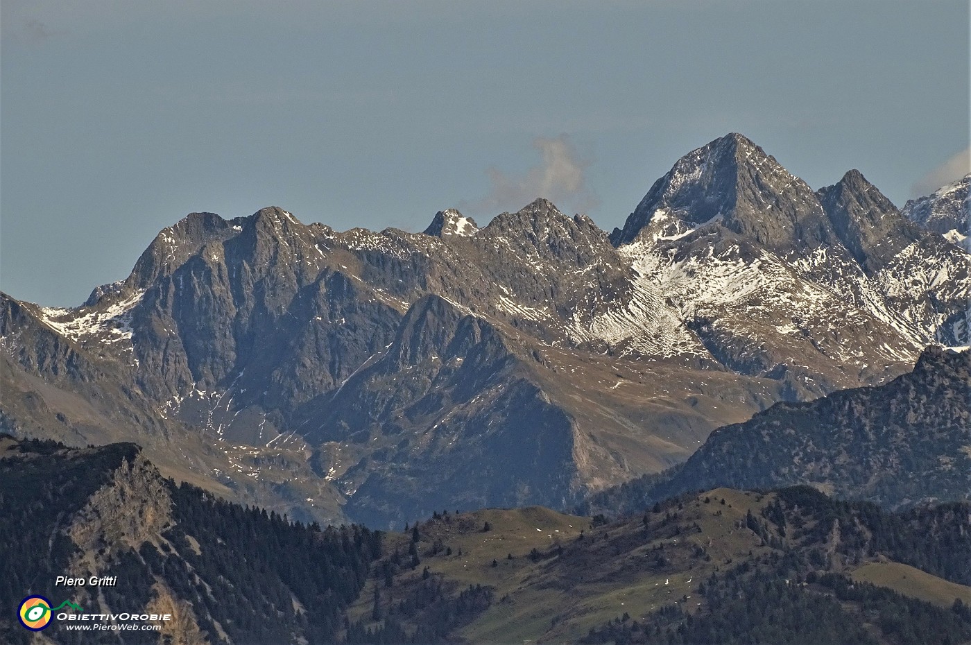 29 Zoom verso le Orobie dall'Aga al Pizzo del Diavolo.JPG -                                